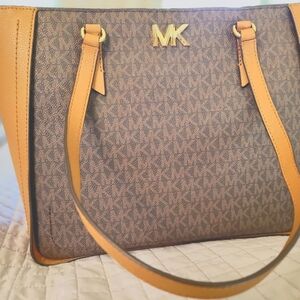 BRAND NEW! Michael Kors Sylvia Medium Tote